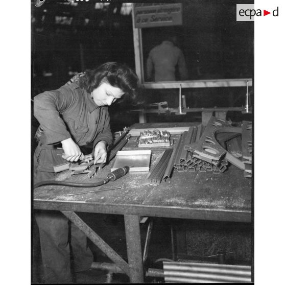 Ouvrière utilisant une riveteuse à l'usine Blériot de la SNCASO à Suresnes.