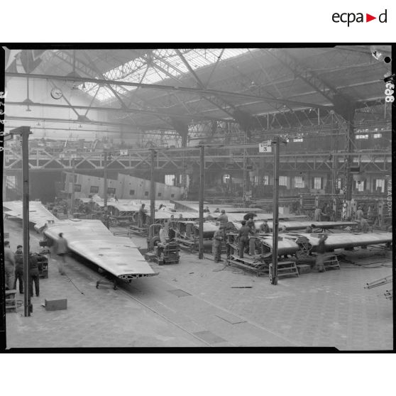Chaînes de montage des voilures du JU 52 à l'usine Blériot de la SNCASO à Suresnes.