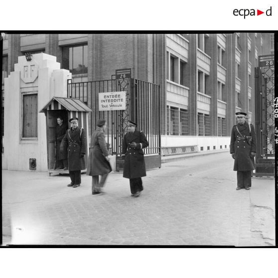 Garde de la gendarmerie de l'air au ministère de l'air à Balard.