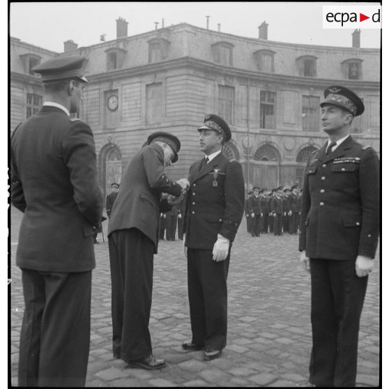 Remise de décorations pendant la cérémonie de baptême de la promotion Capitaine Préziosi de l'école de l'Air.