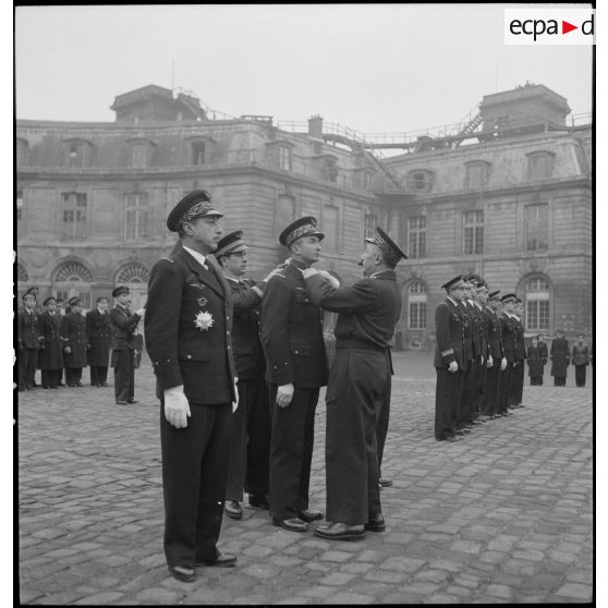 Remise de décorations pendant la cérémonie de baptême de la promotion "Capitaine Préziosi" de l'école de l'Air.