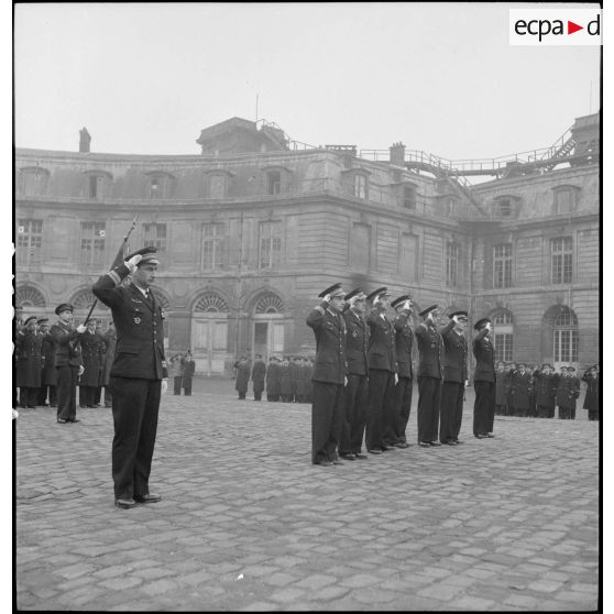Remise de décorations pendant la cérémonie de baptême de la promotion "Capitaine Préziosi" de l'école de l'Air.