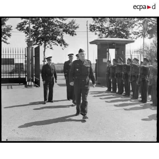 Arrivée du général d'armée aérienne René Bouscat, chef d'état-major de l'armée de l'Air à l'atelier industriel de l'Air (AIA) de Maison Blanche, où les honneurs lui sont rendus par un détachement.