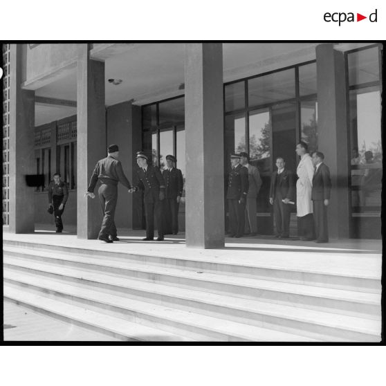 Arrivée du général d'armée aérienne René Bouscat, chef d'état-major de l'armée de l'Air à l'atelier industriel de l'Air (AIA) de Maison Blanche.