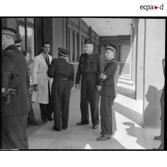 Arrivée du général d'armée aérienne René Bouscat, chef d'état-major de l'armée de l'Air à l'atelier industriel de l'Air (AIA) de Maison Blanche.