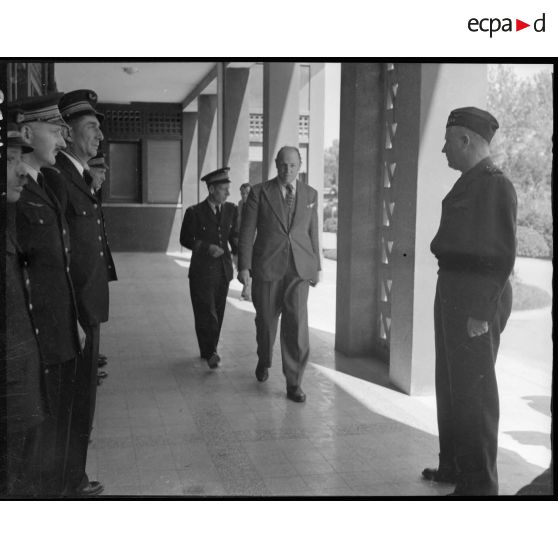 Arrivée de Fernand Grenier, commisssaire à l'Air, à l'atelier industriel de l'Air de Maison Blanche.