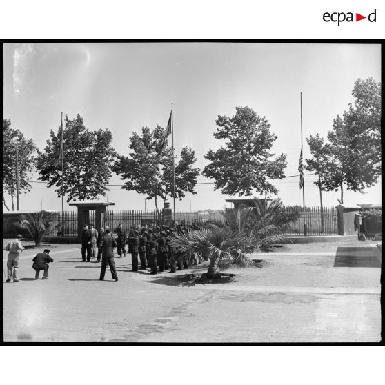 Arrivée de Fernand Grenier, commissaire à l'Air, à l'atelier industriel de l'Air (AIA) de Maison Blanche, où les honneurs lui sont rendus par un détachement.