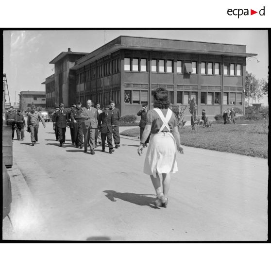 Fernand Grenier, commissaire à l'Air, accompagné des autorités militaires, se dirige vers les installations de l'atelier industriel de l'Air (AIA).