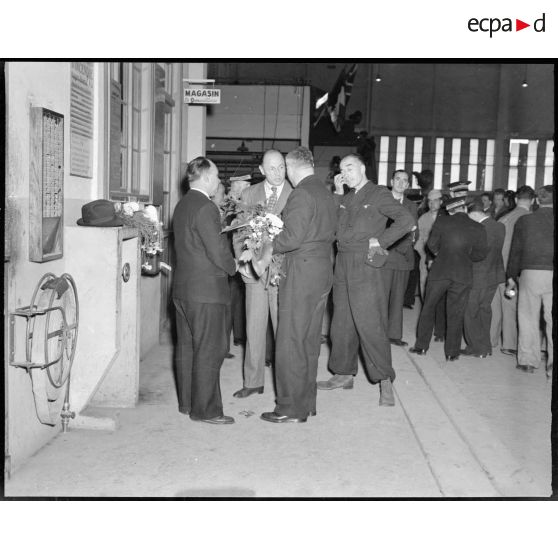 Réception de Fernand Grenier, commissaire à l'Air, à l'atelier industriel de l'Air (AIA) de Maison Blanche.