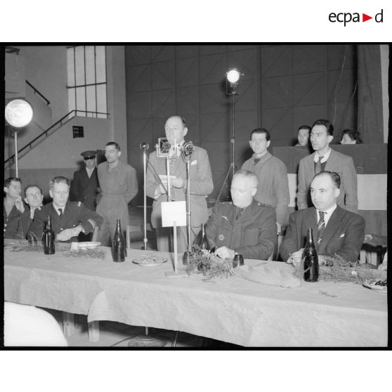 Au cours de sa visite à l'atelier industriel de l'Air (AIA) de Maison Blanche, Fernand Grenier, commissaire à l'Air, prononce une allocution radiodiffusée.