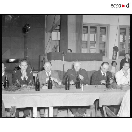 Fernand Grenier, commissaire à l'Air, et le général d'armée aérienne René Bouscat, chef d'état-major de l'armée de l'Air, participent au banquet donné lors de leur visite à l'atelier industriel de l'Air (AIA) de Maison Blanche.
