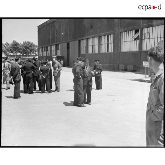 Le général Bouscat et Mr Grenier devant les Ateliers Industriels de l'Air de Maison Blanche.
