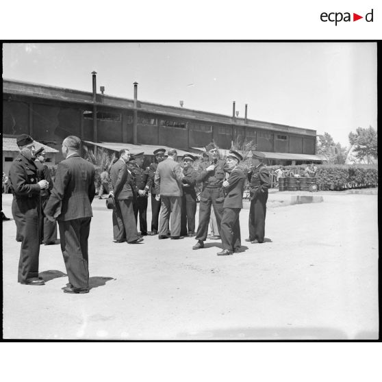 Le général Bouscat et Mr Grenier devant les Ateliers Industriels de l'Air de Maison Blanche.