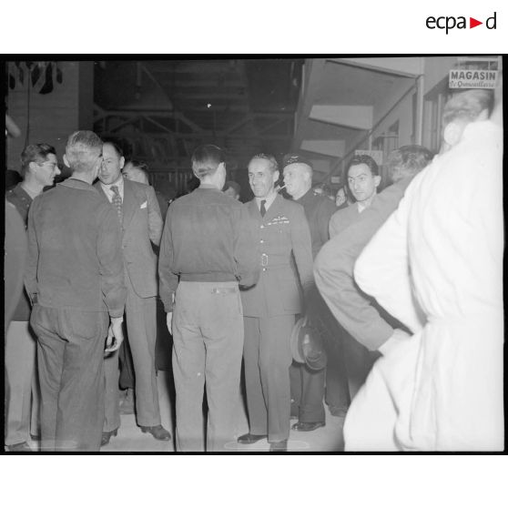 Mr Grenier s'entretient avec les ouvriers et le commandant de l'Atelier Industriel de l'Air de Maison Blanche.