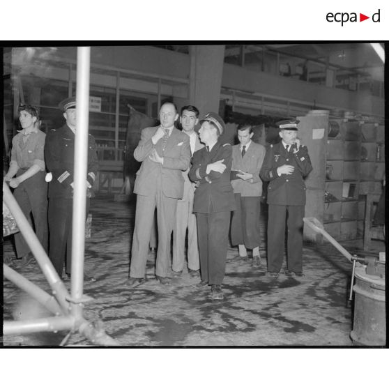 Mr Grenier s'entretient avec les ouvriers et le commandant de l'Atelier Industriel de l'Air de Maison Blanche.