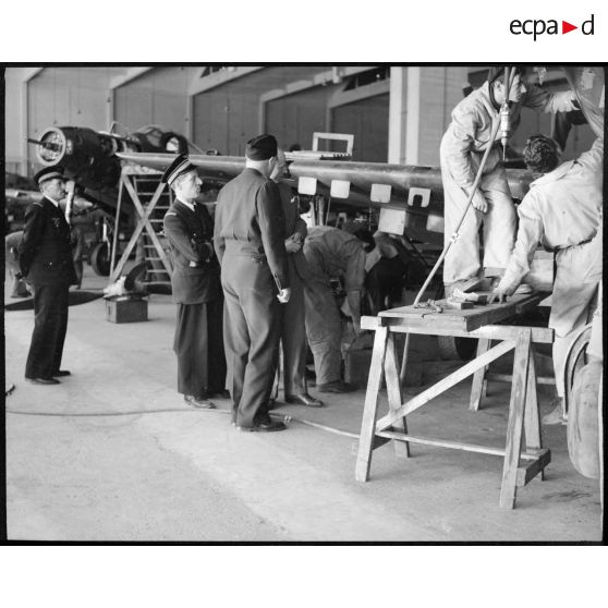Visite du commissaire de l'air Fernand Grenier dans les ateliers à la chaîne de montage des P-39 à l'Atelier Industriel de l'Air de Maison Blanche.