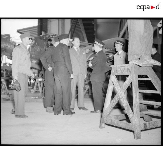 Visite du commissaire de l'air Mr Grenier dans les ateliers à la chaîne de montage des P-39 à l'Atelier Industriel de l'Air de Maison Blanche.