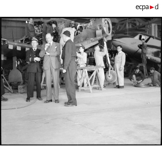 M.Grenier et le général Bouscat devant la chaîne de montage des P-39 à l'Atelier Industriel de l'Air de Maison Blanche.