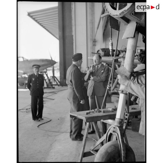 M.Grenier et le général Bouscat devant la chaîne de montage des P-39 à l'Atelier Industriel de l'Air de Maison Blanche.