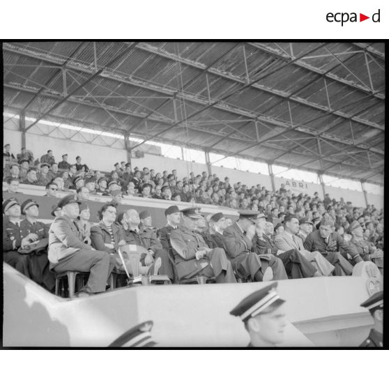 Vue de la tribune officielle lors d'un match de football à Alger.
