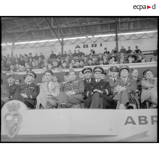 Vue de la tribune officielle lors d'un match de football à Alger.