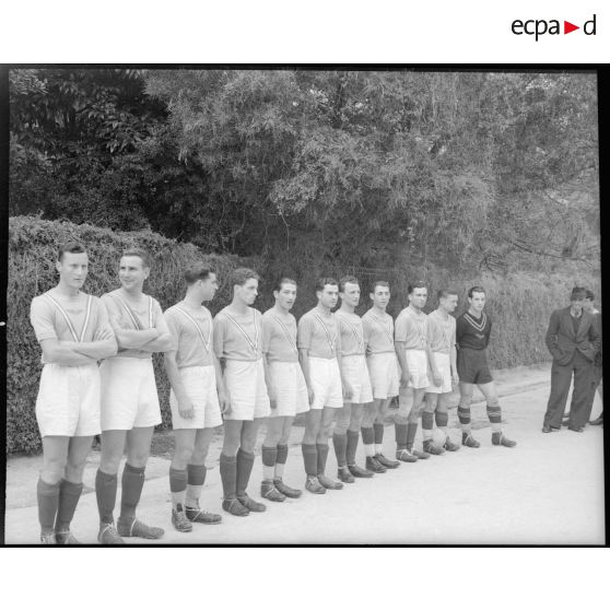L'équipe de football de l'aviation française avant le match à Alger.