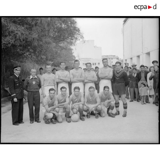 L'équipe de football de l'aviation française avant le match à Alger.