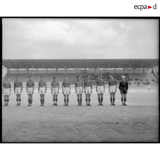L'équipe de football de l'aviation française avant le match à Alger lors de la présentation officielle des hymnes nationaux.