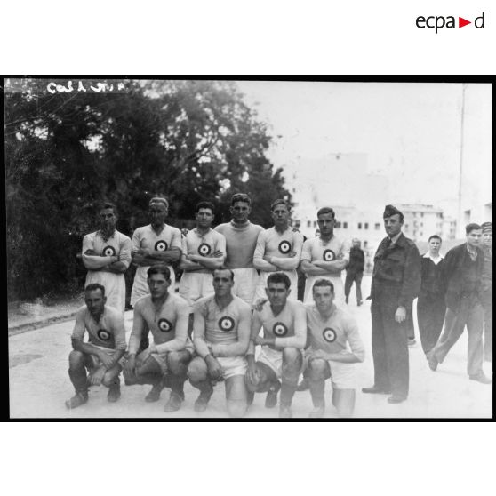 L'équipe de la RAF avant le match de football à Alger.