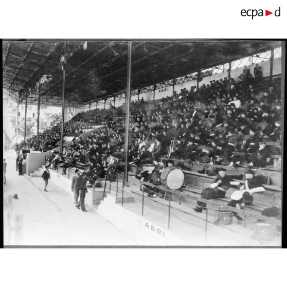 La tribune pendant le match de football à Alger.
