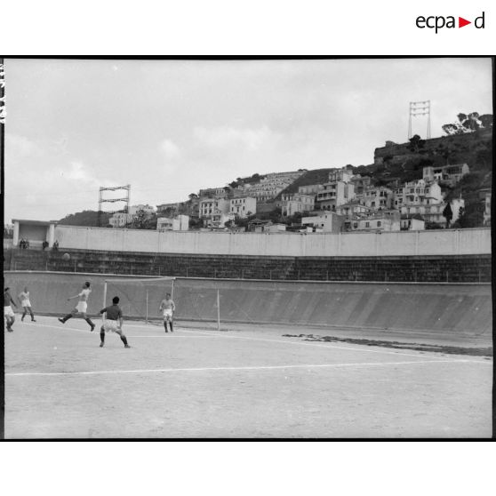 Les différentes phases de jeu lors du match de football en Algérie au stade d'Alger.