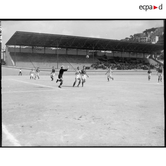 Les différentes phases de jeu lors du match de football en Algérie au stade d'Alger.