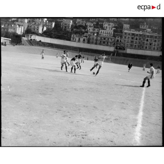 Les différentes phases de jeu lors du match de football en Algérie au stade d'Alger.