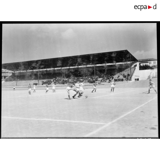 Les différentes phases de jeu lors du match de football en Algérie au stade d'Alger.