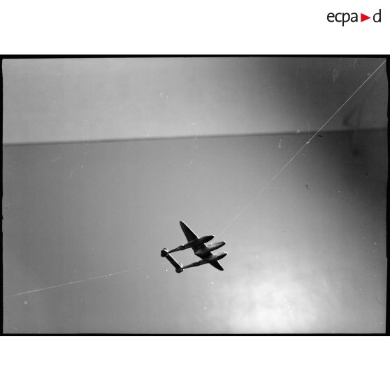 Maquette de Lightning P-38 en vol.