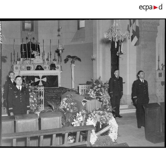 Le corps repose dans la chapelle entouré de sa garde d'honneur.
