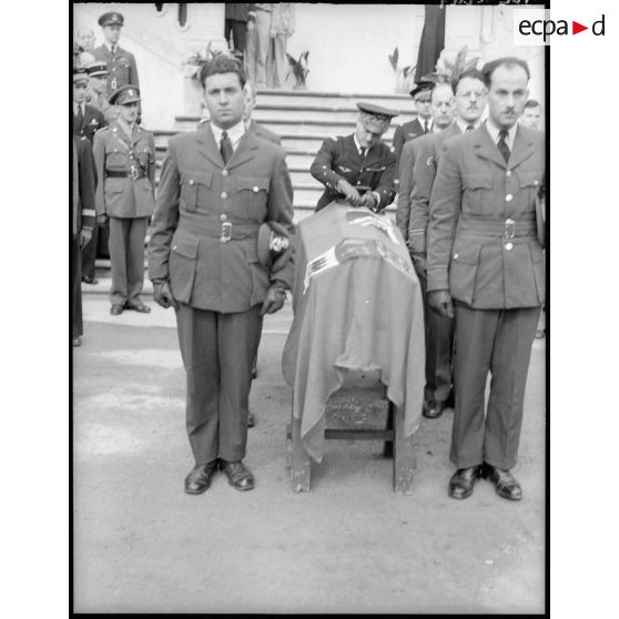 Le général Rignault épingle la Légion d'Honneur sur le cercueil.