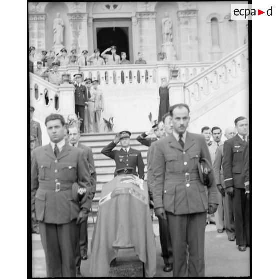 Le général Rignault salue la dépouille du Wing Commander.
