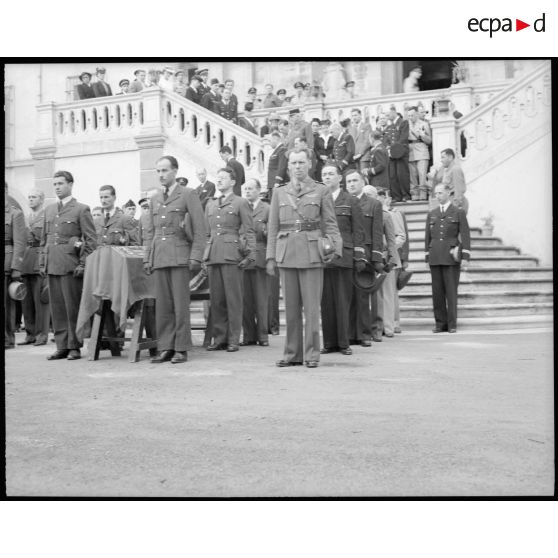 Vue de la cérémonie et transport du cercueil.