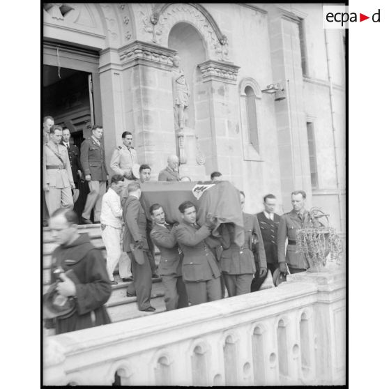 Vue de la cérémonie et transport du cercueil.