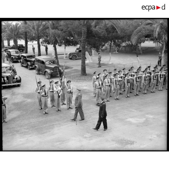 Le général Rignault salue le drapeau avant d'arriver dans la chapelle.