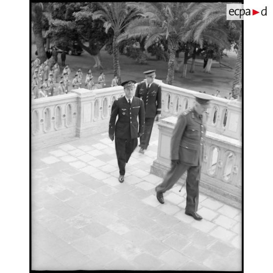 Le général Rignault salue le drapeau avant d'arriver dans la chapelle.