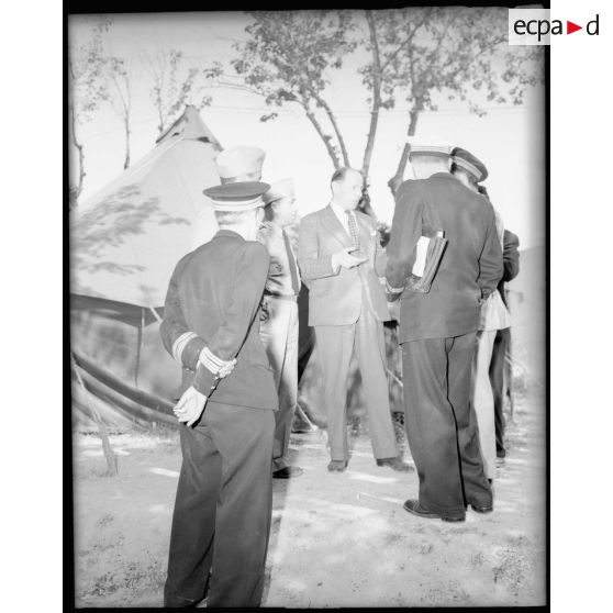 Le commissaire de l'air s'encquiert des conditions de vies du personnel sur la base aérienne de Casablanca.