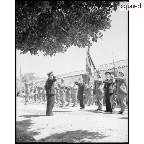 Le général Terrasson salue le drapeau de l'école d'artillerie.