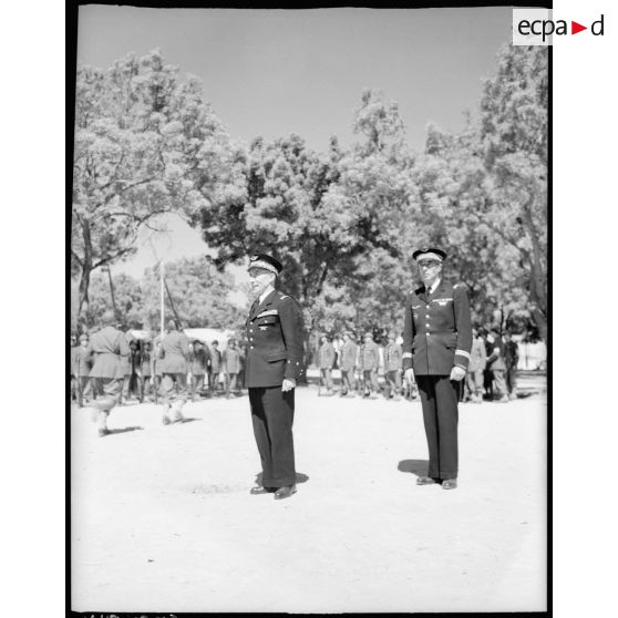 Le général Terrasson et le colonel Bailly pendant la revue des troupes en Afrique du Nord.