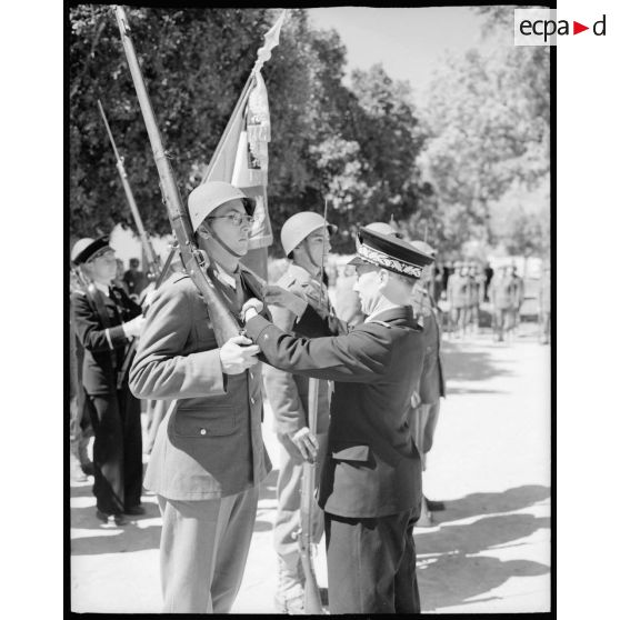 Le général Terrasson pendant la remise des insignes en Afrique du Nord.