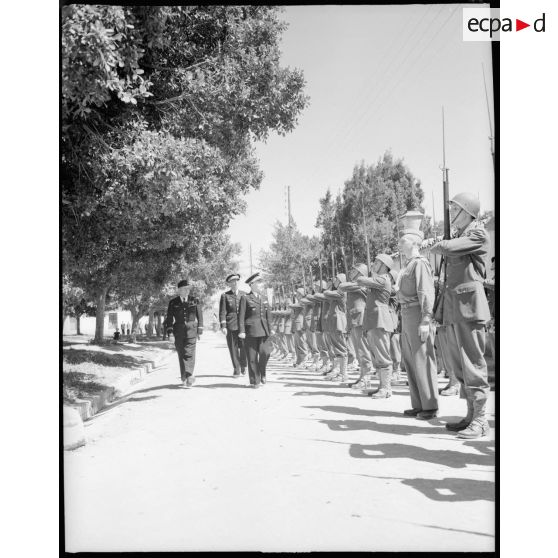 Le général Terrasson et le colonel Bailly passent en revue les troupes en Afrique du Nord.