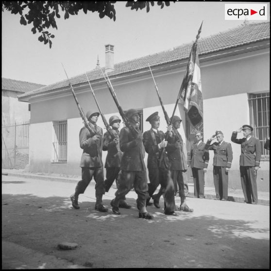 Le drapeau de l'E.A.R. (Ecole d'Artillerie de Réserve).