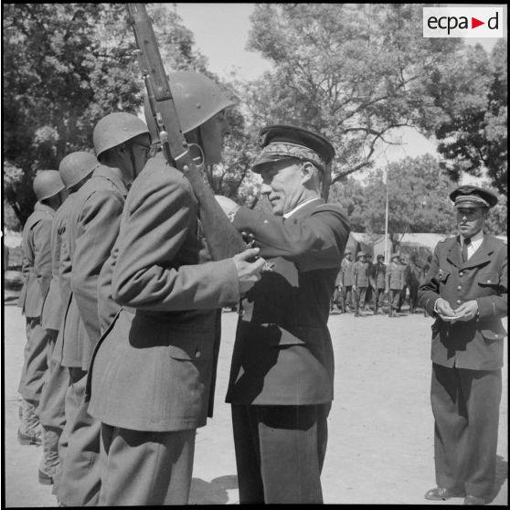 Le général Terrasson pendant la remise des insignes en Afrique du Nord.