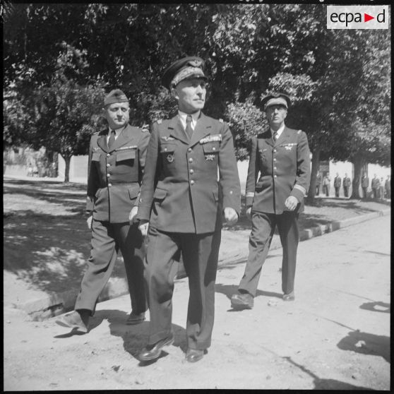 Le général Terrasson et le colonel Bailly passent en revue les troupes en Afrique du Nord.